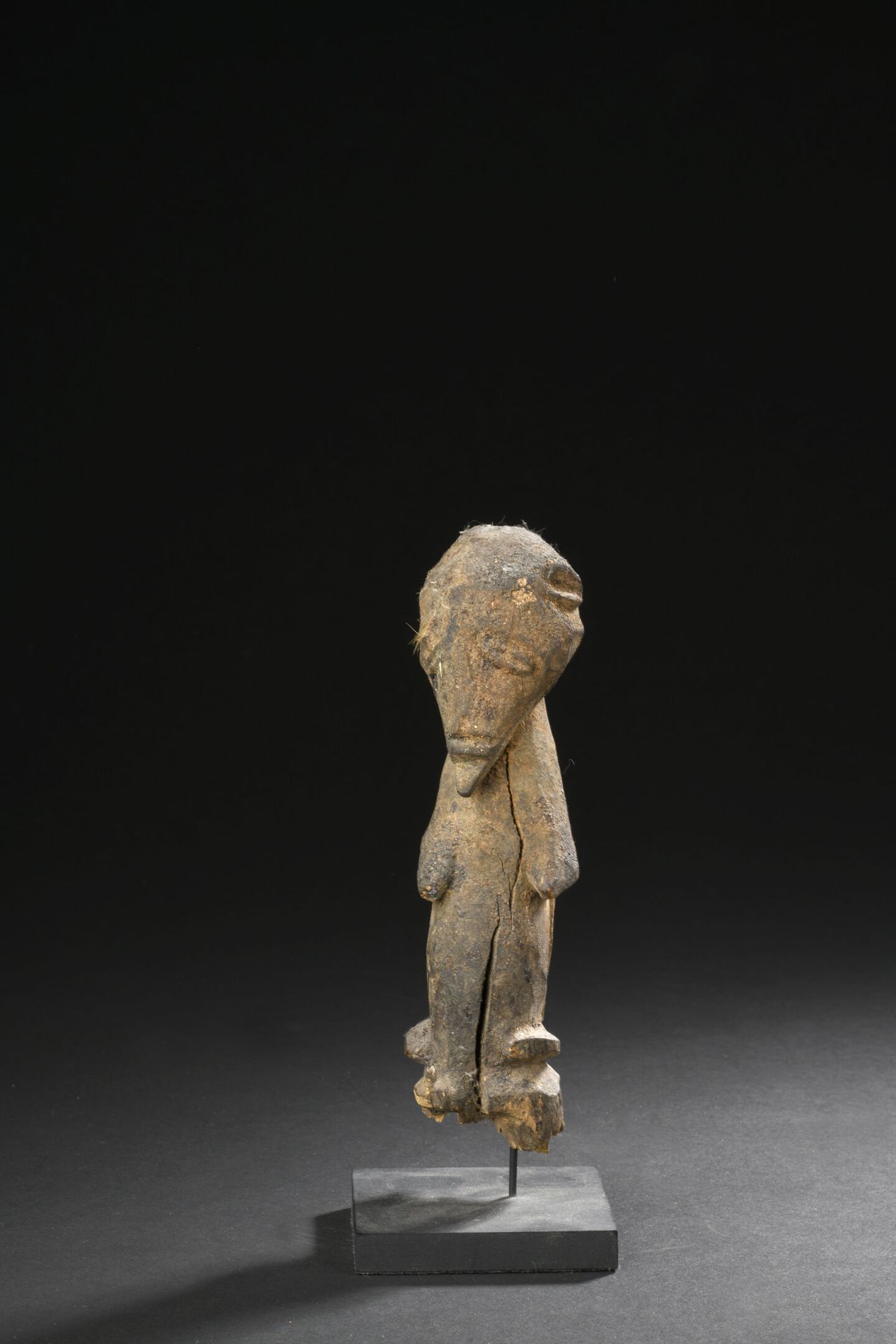 Null Lobi Bateba雕像，布基纳法索
木头
H.17厘米

雕像很可能是用于灵媒和精神之间的占卜仪式，鉴于头骨顶部厚厚的铜锈证明了过去收到的膏药。脸&hellip;