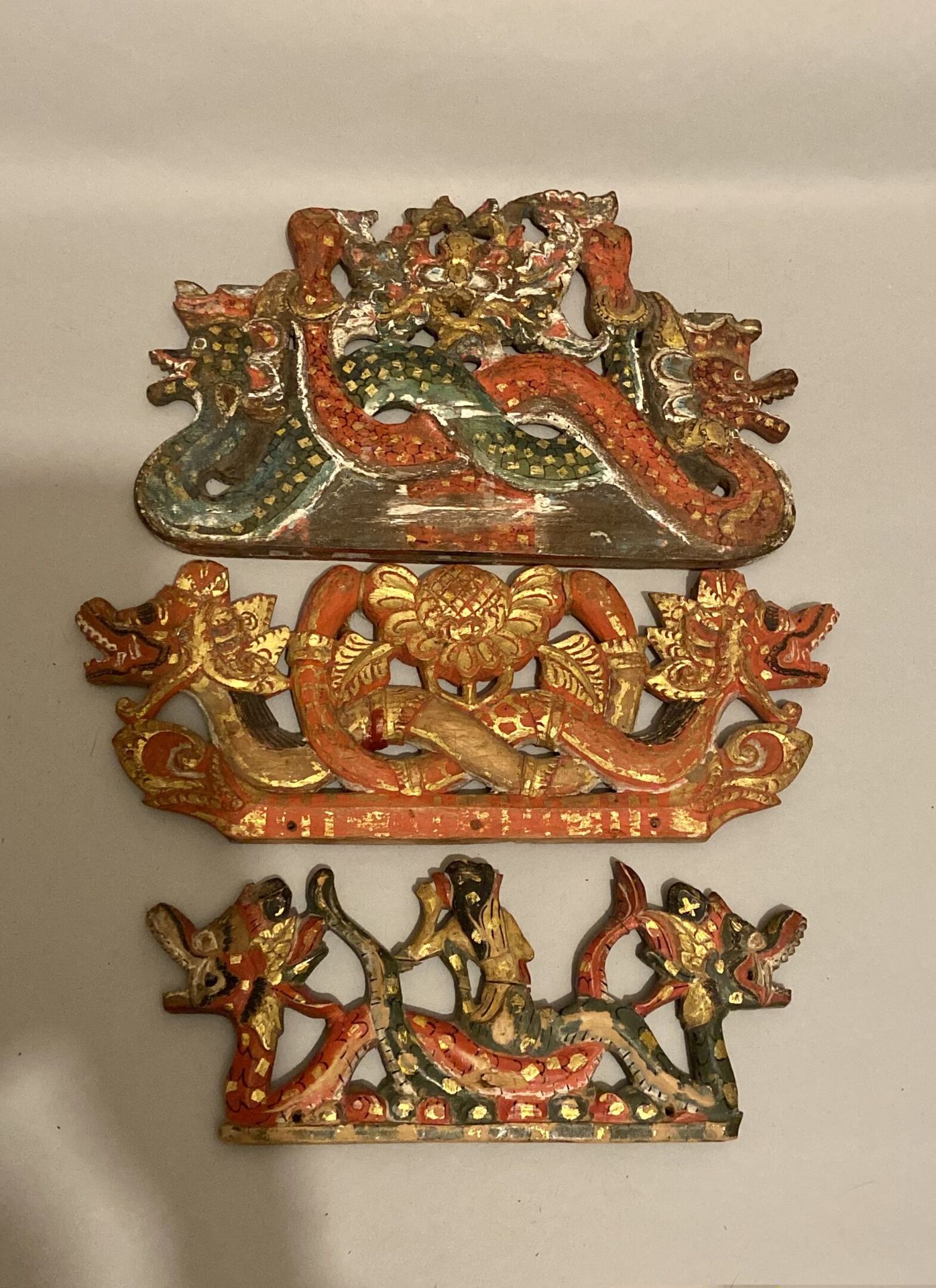 Null Trois éléments en bois sculptés et peint en forme de dragons dos à dos. 
In&hellip;