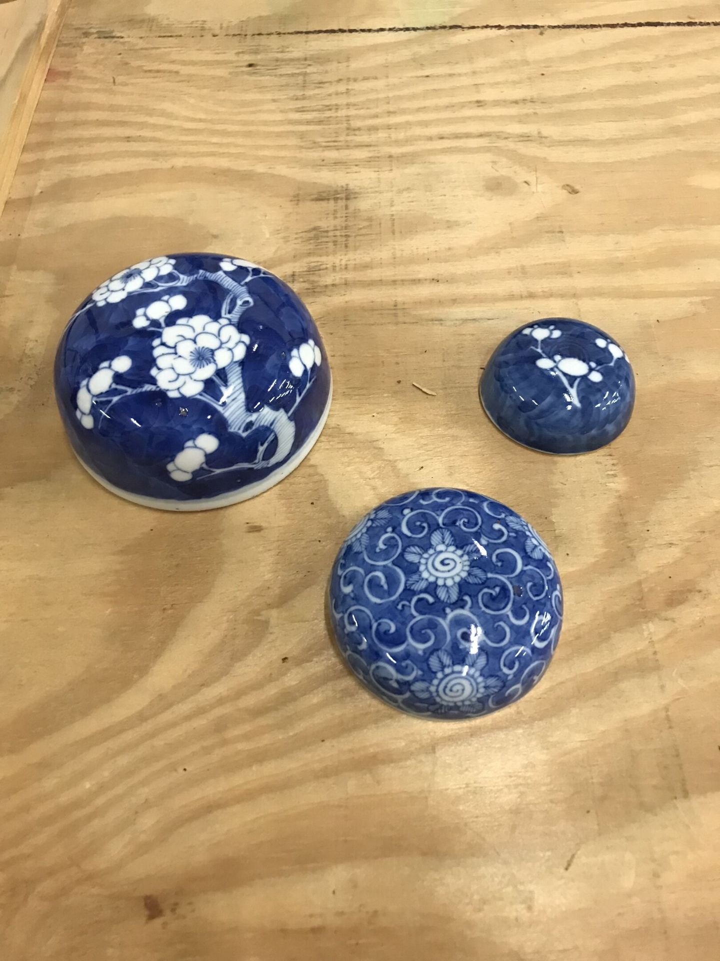Null Un lote de porcelana china que incluye:

Tres tapas de porcelana azul y bla&hellip;