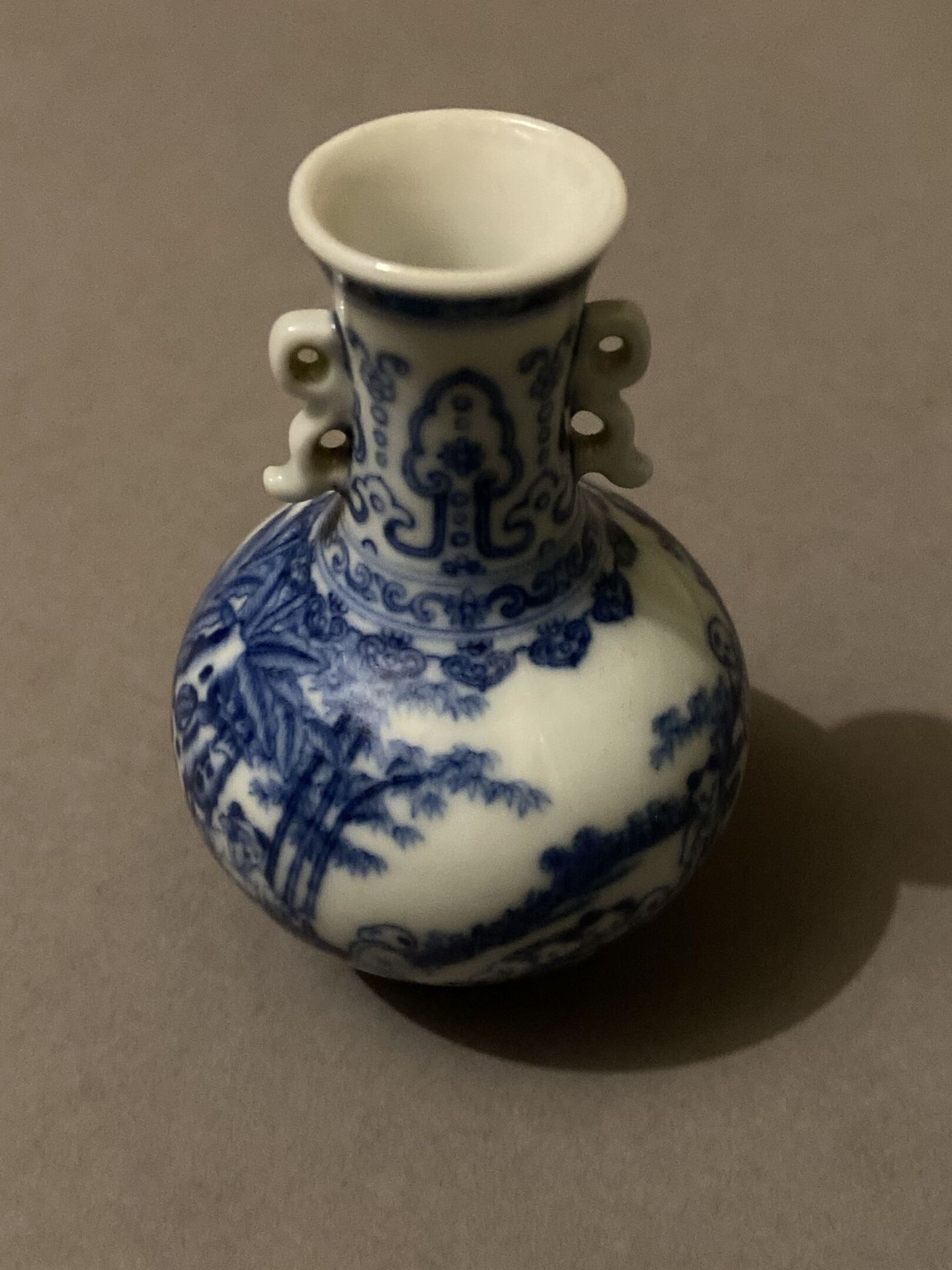 Null Kleine Vase aus blauem und weißem Porzellan.
H. 8,5 cm - L. 6 cm
