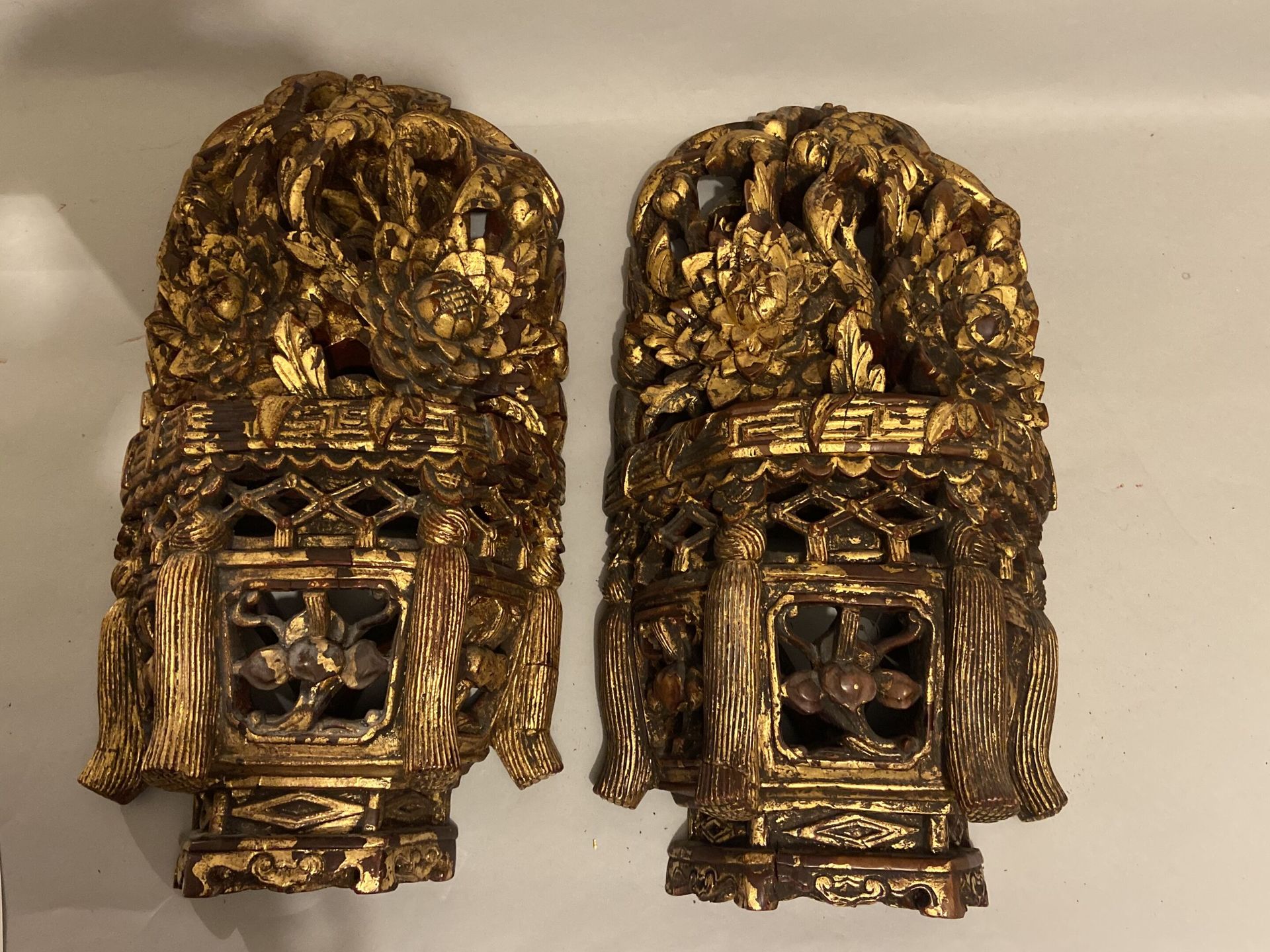 Null Paire d'appliques en bois sculpté, ajouré et laqué or, en forme de vase à f&hellip;