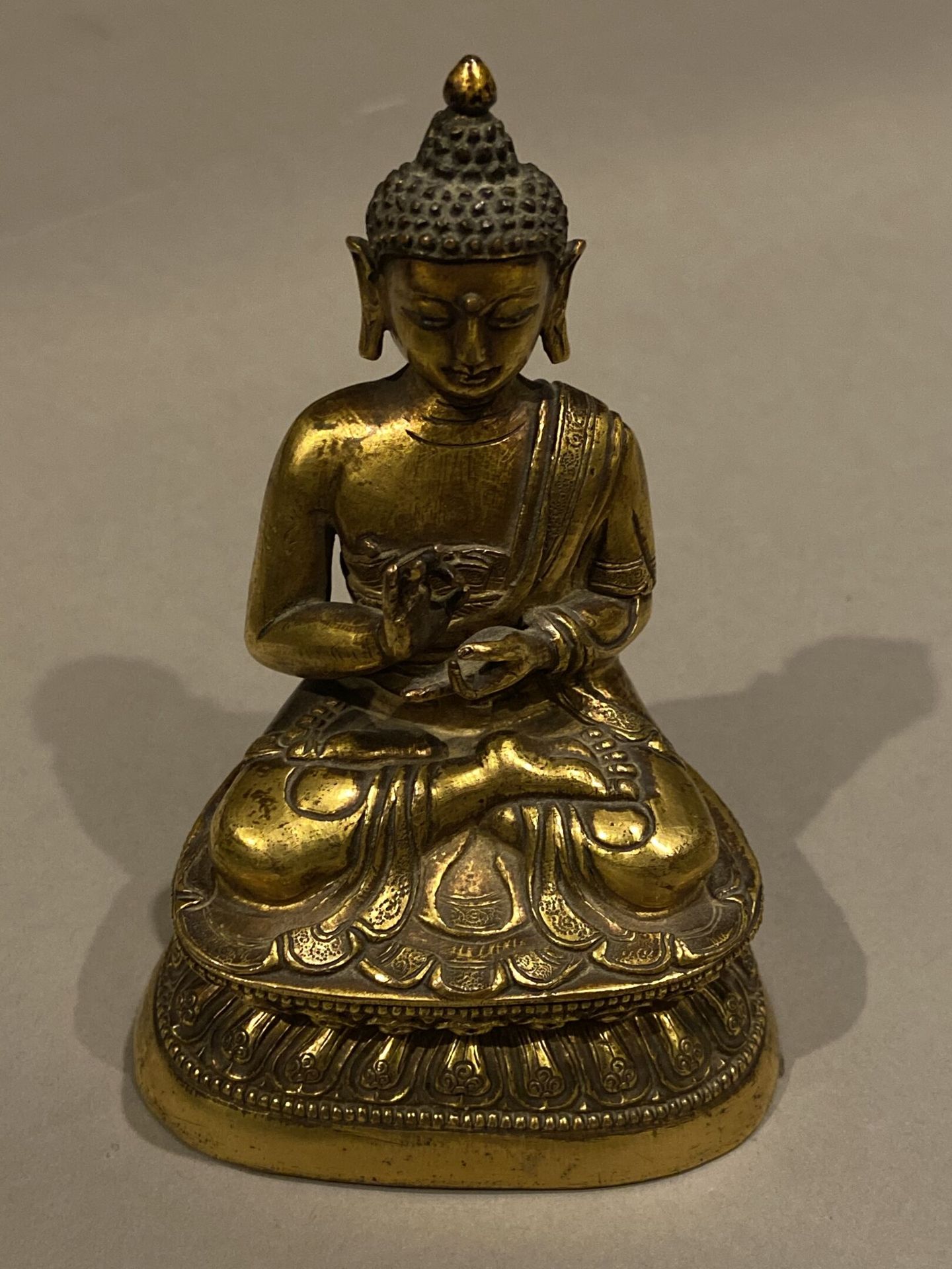 Null Statuette de Bouddha en bronze doré, 
Sino-Tibétain XIXe - XXe siècle
H. En&hellip;