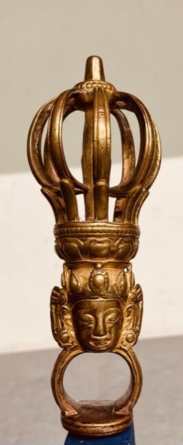 Null TIBET - XIX secolo
Manico di phurbu in bronzo dorato a forma di vajra a ott&hellip;