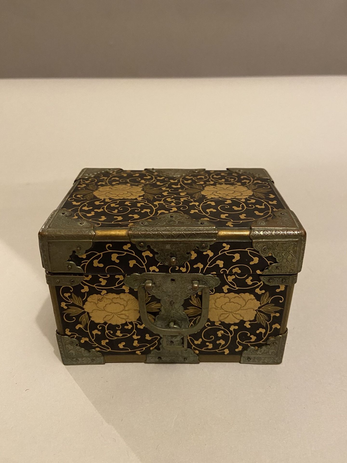 Null Pequeña caja con decoración de laca dorada sobre fondo negro, herrajes cinc&hellip;