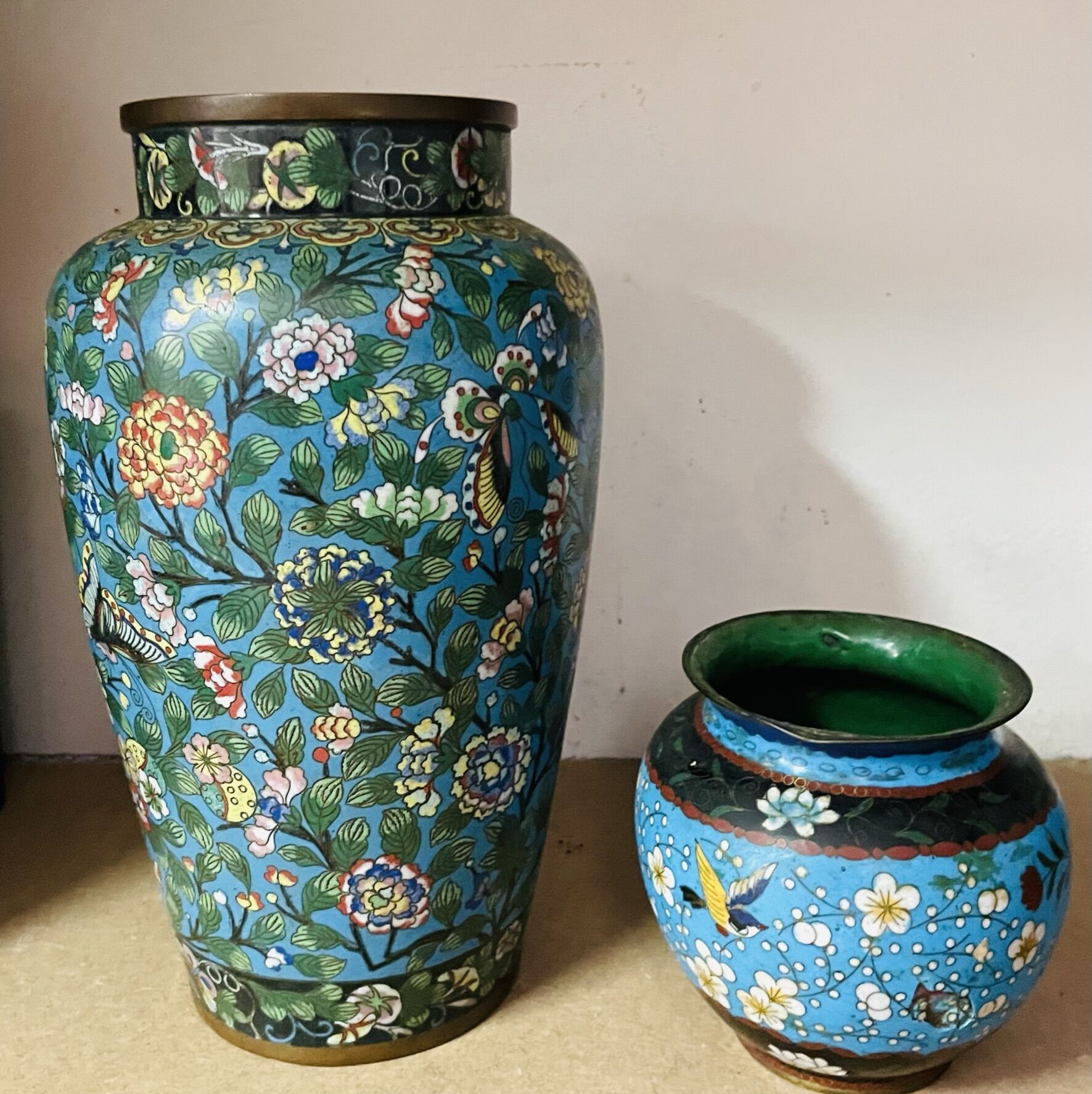 Null Two bronze and cloisonné enamel vases.
China 19th - early 20th century.
H. &hellip;