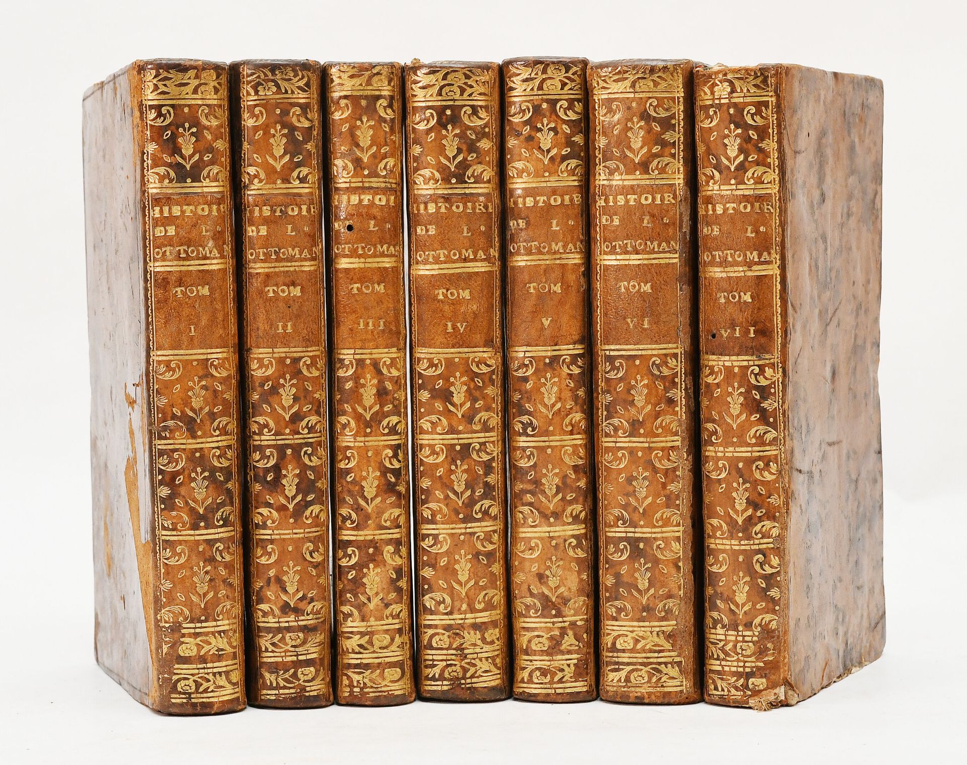 Null [旅行-海军]。SAGREDO（乔万尼）。奥斯曼帝国的历史。
阿姆斯特丹，皮埃尔-亨伯特，1732-42。
7卷12册，大理石花纹小牛皮，光滑的书脊上&hellip;