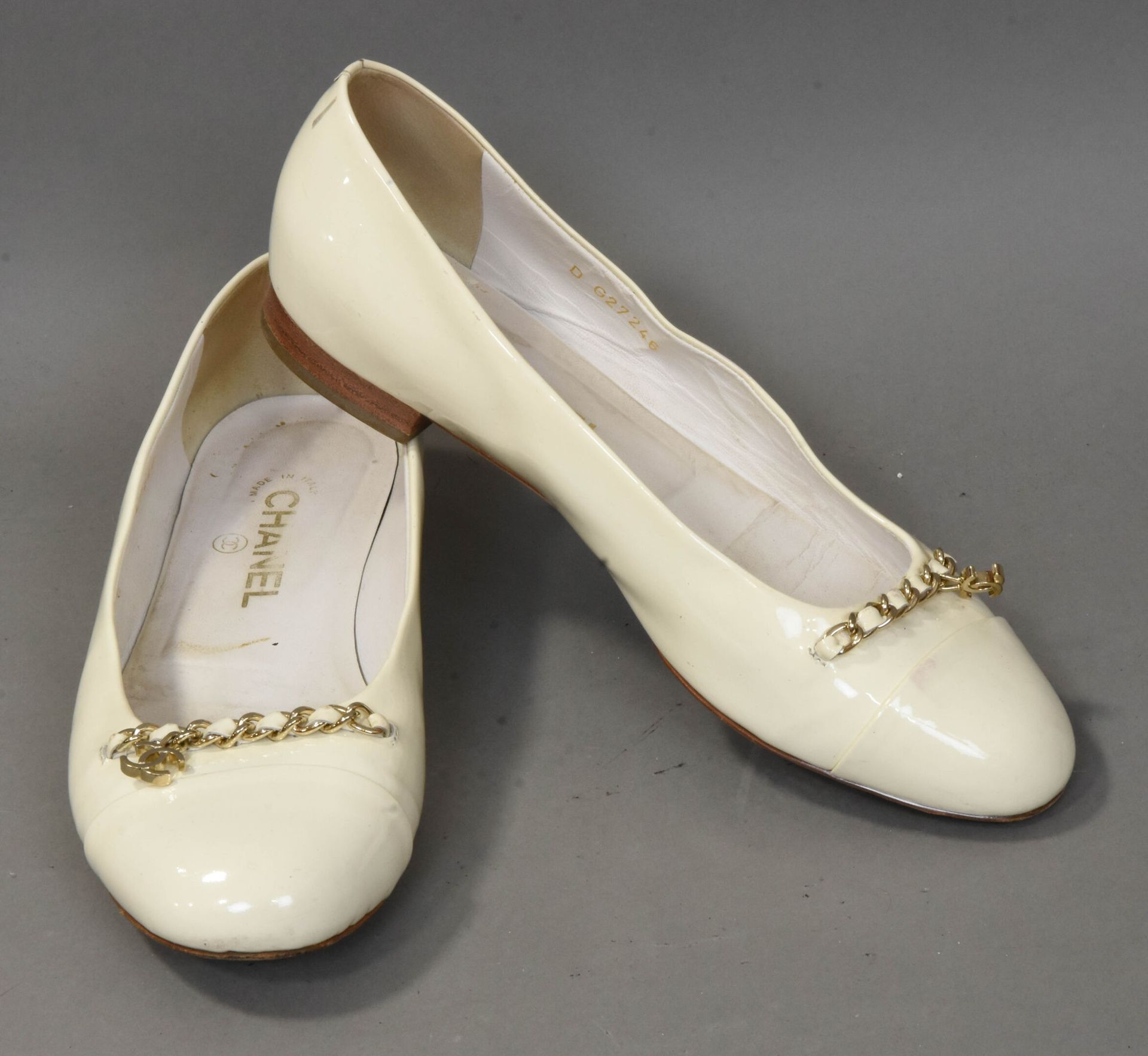 CHANEL Pair of ballerinas in ivory patent leather, vamp …