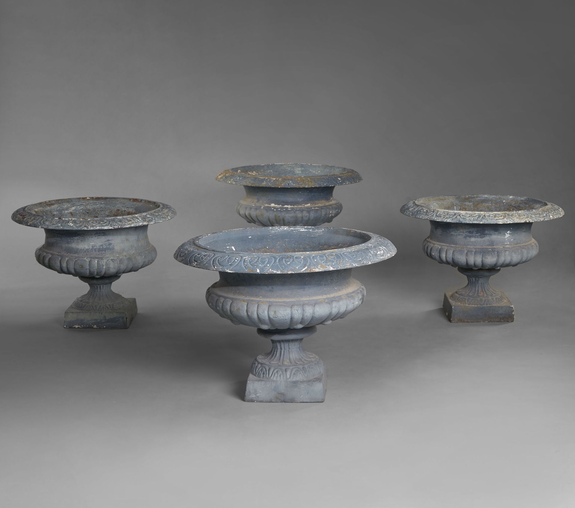 Null Two pairs of garden basins on pedestal and godronné body in cast iron forme&hellip;