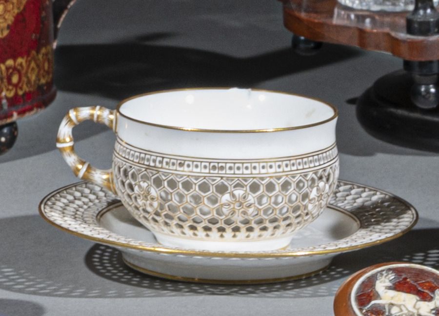 Null 塞弗尔
白色和金色的瓷杯和碟子，广州风格的镂空设计，手柄是竹子的形状，标有 "doré à Sèvres"，下面有96年的日期。
有缺损