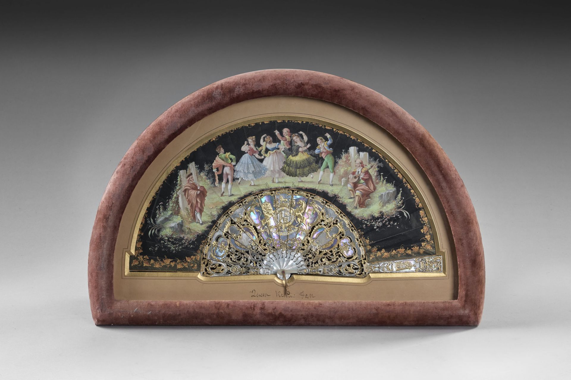Null 维多利亚女王的武器、
"Honi soit qui mal y pense", 约1850-1860年

折叠式扇面，纸片在黑色背景上画有西班牙风格的&hellip;