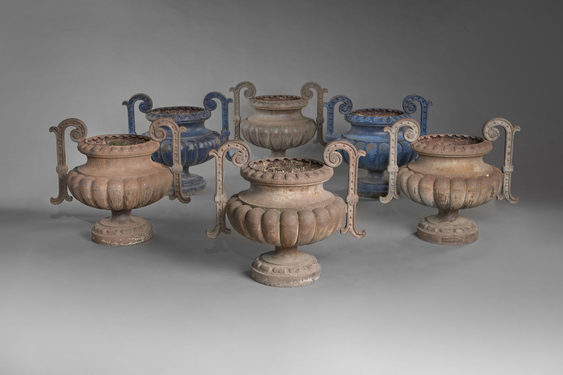 Null 美丽的六件套铸铁双柄花瓶，其中两件重新涂成蓝色，瓶身有镶边。
H.57 cm - W. 65 cm