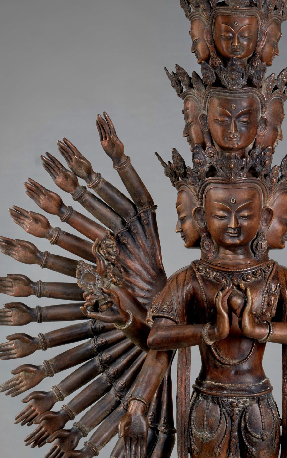 Null 尼泊尔，19世纪末/20世纪初
观世音菩萨的铜像，有11个头和 "一千条手臂"，站在有两排莲花的圆形底座上，身穿道服，佩戴珠宝，围巾飘到脚下的涡流中，&hellip;