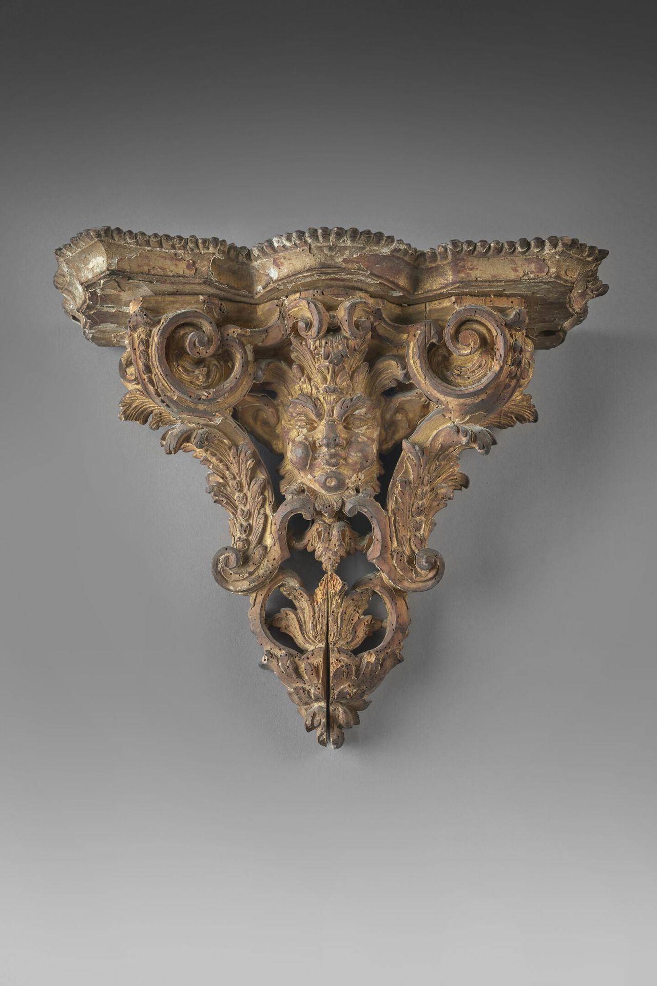 Null Beautiful small wall bracket in carved and gilded wood, decorated with masc&hellip;