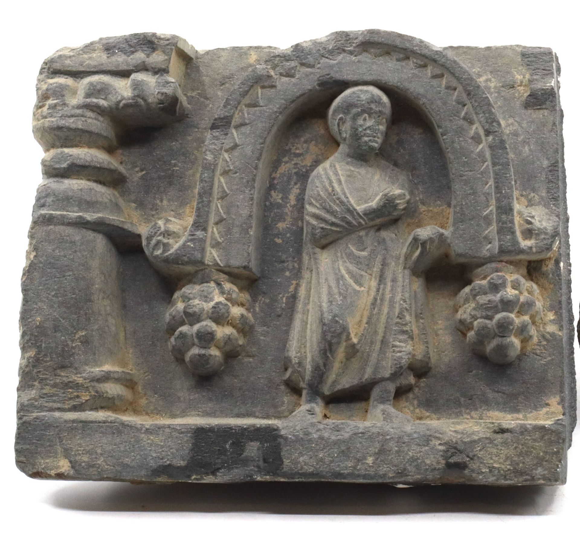 Null 古代犍陀罗地区，2/4世纪 
灰色片岩浮雕的两个部分：一个是柱子旁拱门下的人物（佛陀？），另一个是三个拿着花瓶的人物（只有半身，一个头部不见）。 
H&hellip;