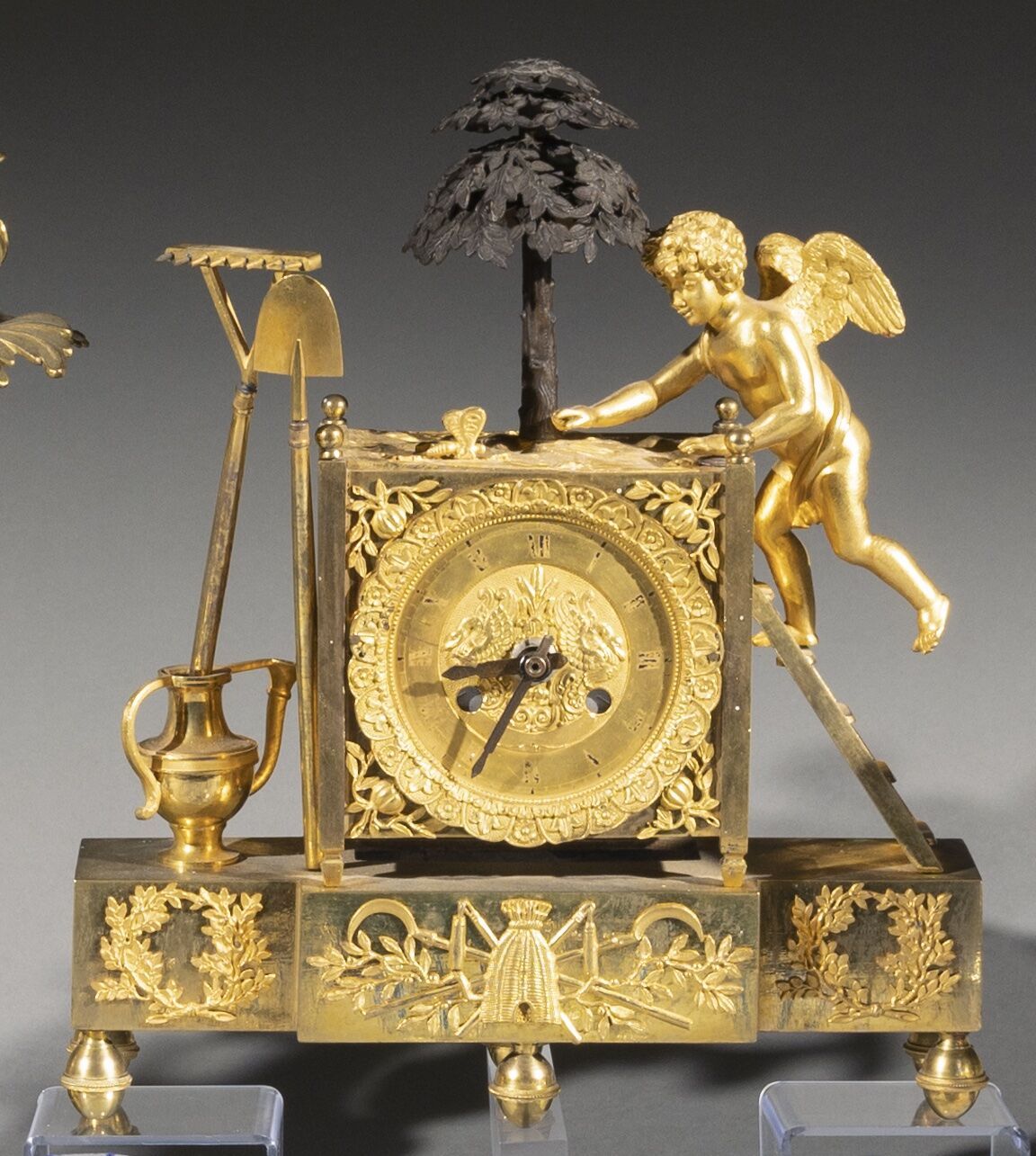 Null 带浇水壶、铲子和耙子的青铜和鎏金铜钟，放置在带有园艺奖杯和蜂巢的底座上
复原时期
H.32 cm - W. 27 cm - D. 8 cm PFD 
&hellip;