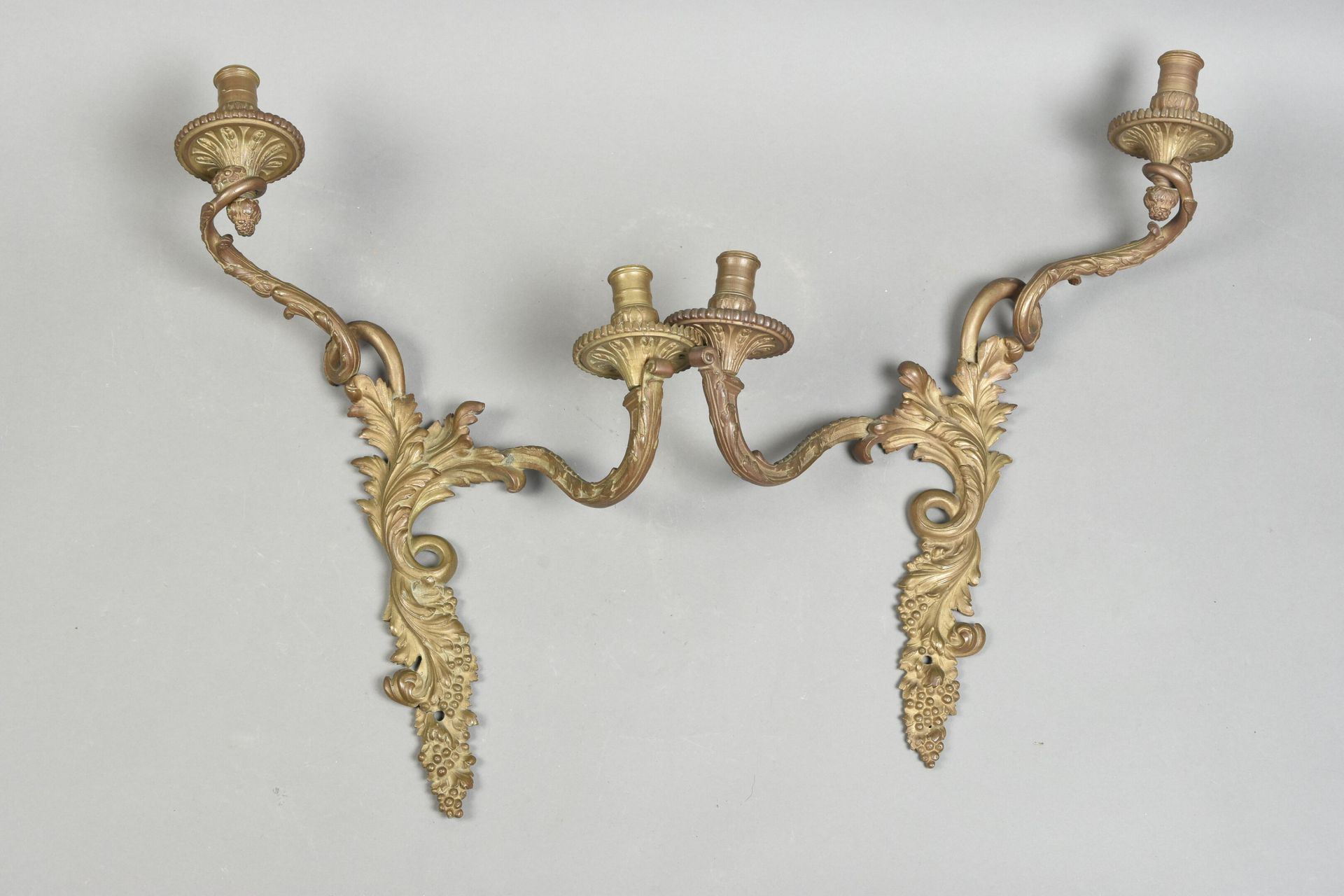 Null Pair of bronze sconces with two scrolled branches in the taste of André-Cha&hellip;