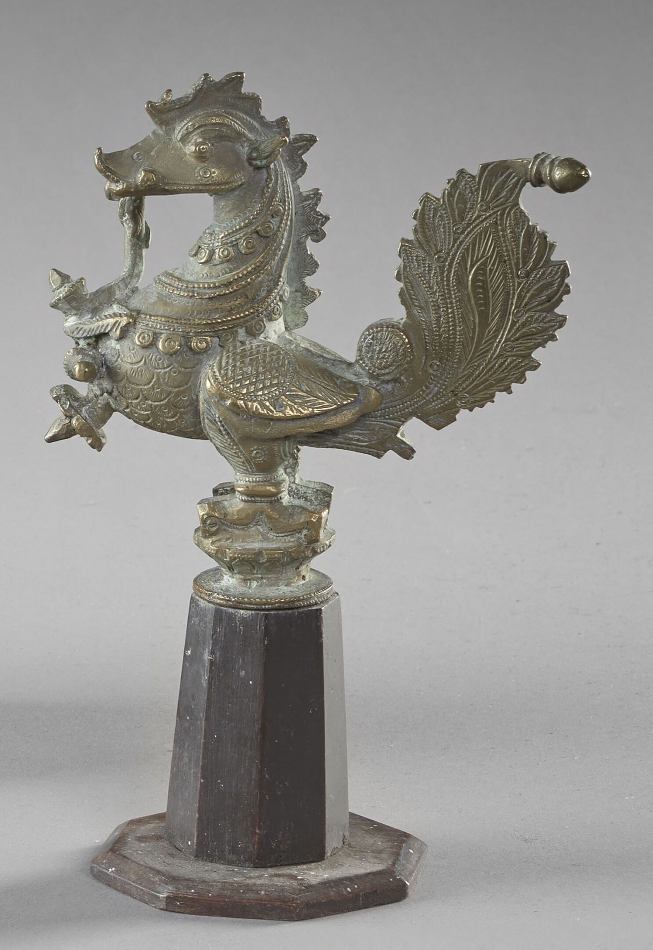 Null Indien, spätes 19. / frühes 20.
Bronze-Lampenkopf in Form eines Vogels, auf&hellip;