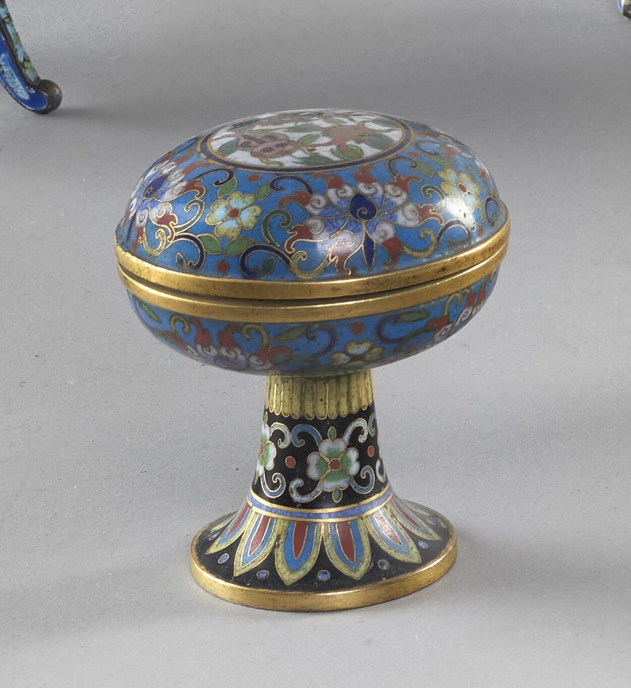 Null CHINA - 19th century
Small lenticular box on high pedestal in cloisonné ena&hellip;