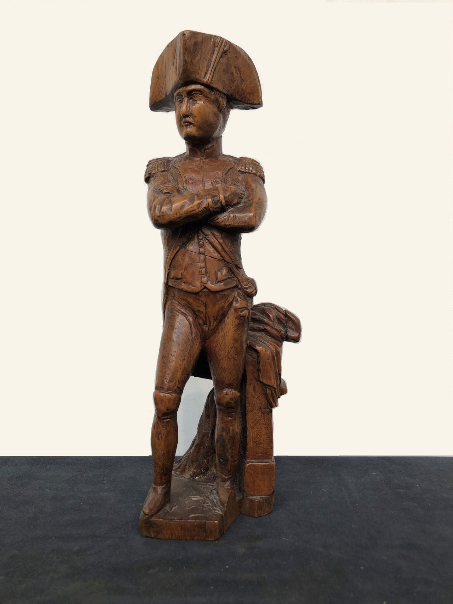 Null Napoleon I
Sculpture in natural wood 
19th century
H. 36 cm
Accidents