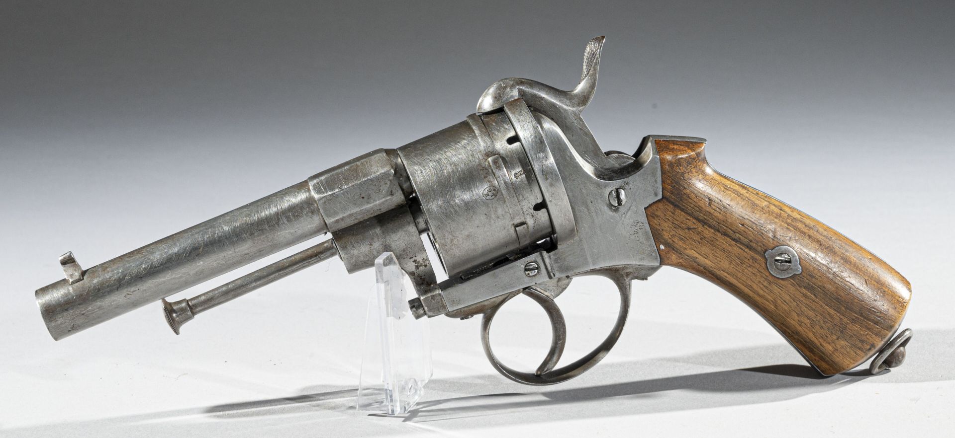 Null France
Revolver type Lefaucheux 
Crosse bois clair, carcasse fer à cadre fe&hellip;
