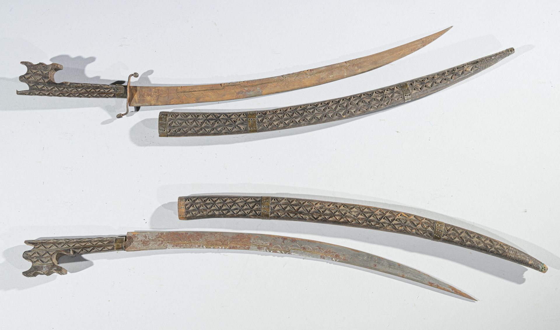 Null 北非
一套两把匕首
雕花木柄，弯曲的刀刃，木制刀鞘，氧化处理 
20世纪
61厘米