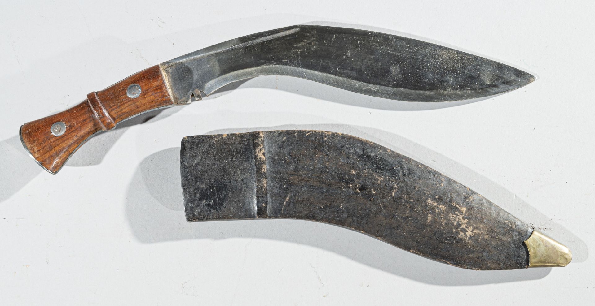 Null 尼泊尔
古尔卡匕首
带有两个铆钉的木质手柄，典型型号的刀刃，木质刀鞘上覆盖有皮革、 
20世纪
42厘米