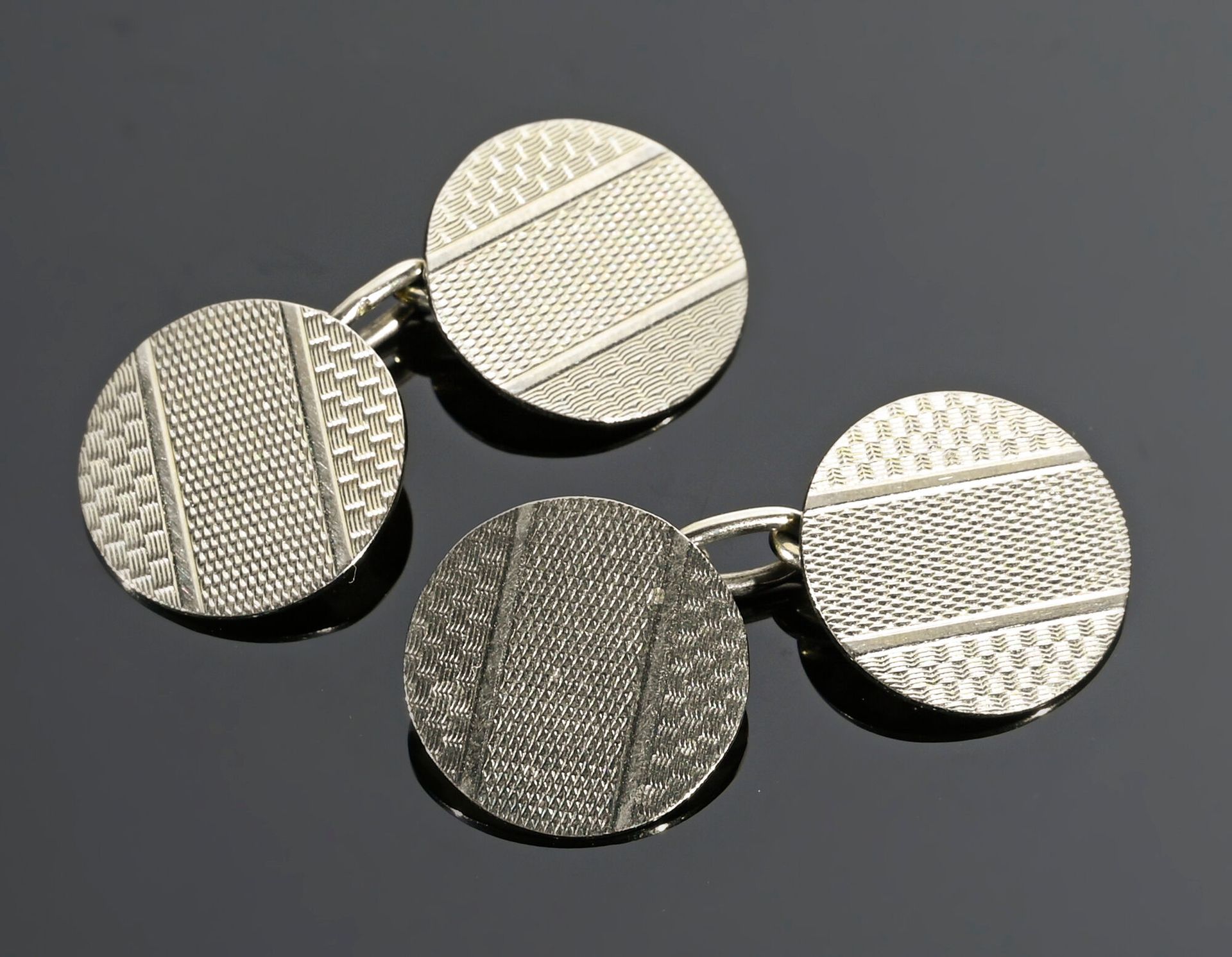 Null Paire de boutons de manchettes en or gris 18K (750°/°°) à motifs ronds déco&hellip;