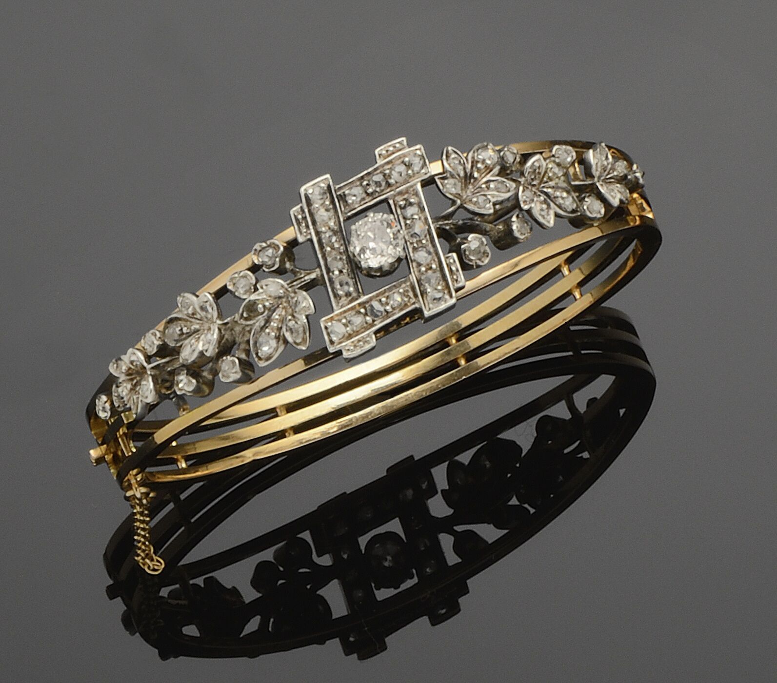Null Bracelet rigide ouvrant en or jaune 18K (750°/°°), la partie basse à trois &hellip;