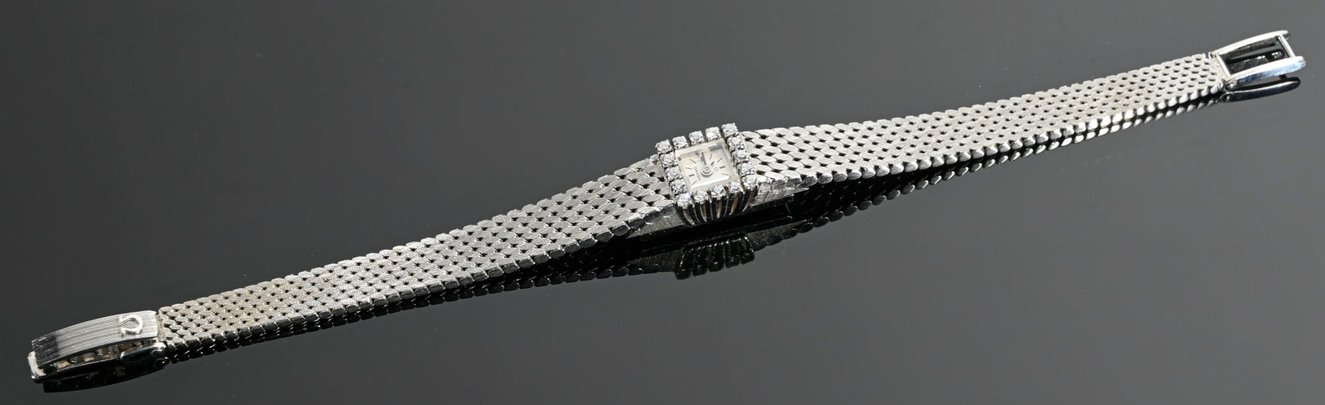 Null OMEGA
Montre bracelet en or gris 18K (750°/°°), la lunette agrémentée d'une&hellip;
