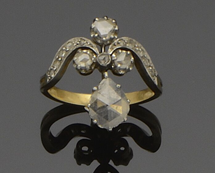 Null Bague "Duchesse" en or 18K (750°/°°) de deux tons, l'anneau sinueux orné d'&hellip;