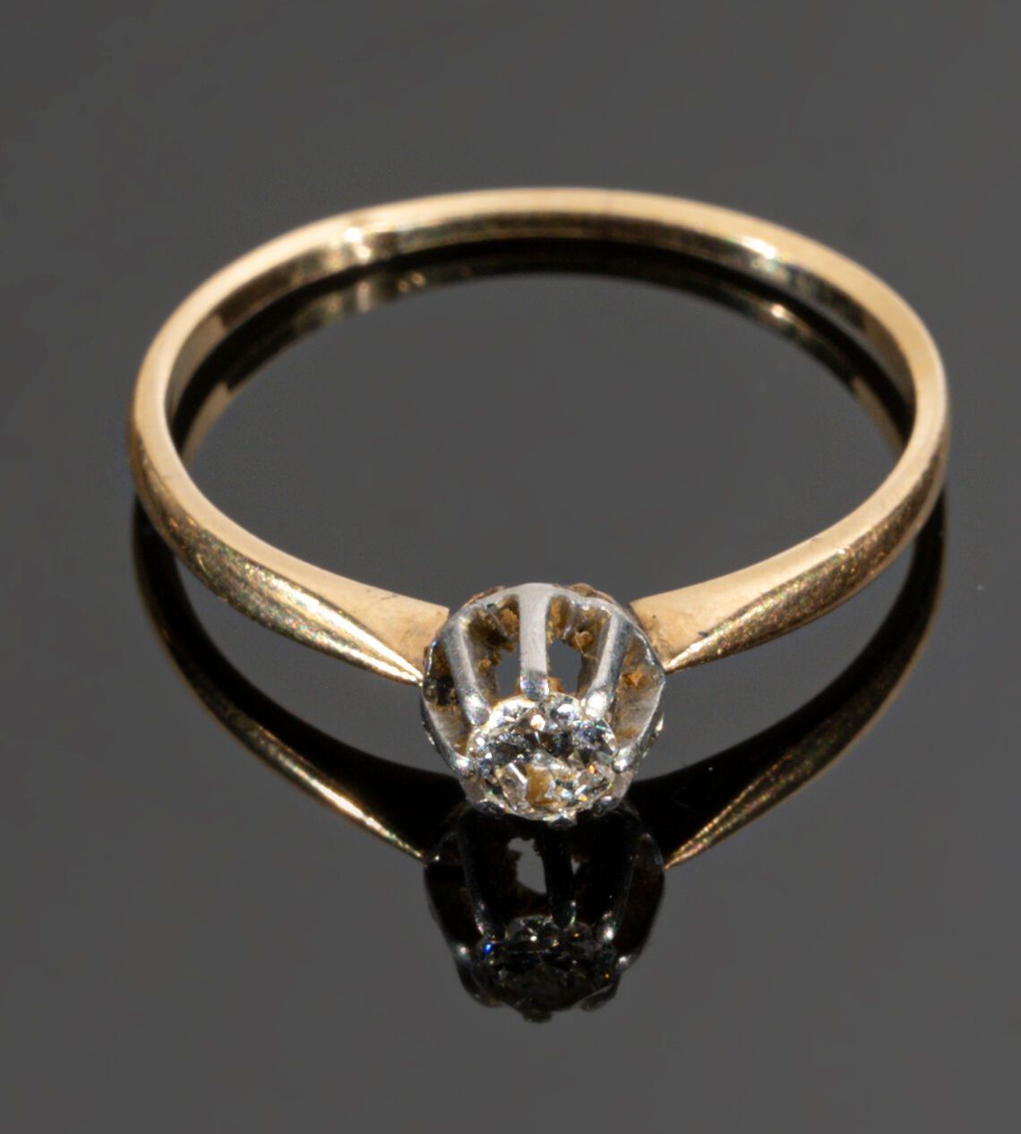 Null Bague solitaire en or jaune 18K (750°/°°) centré d'un diamant demi taille c&hellip;