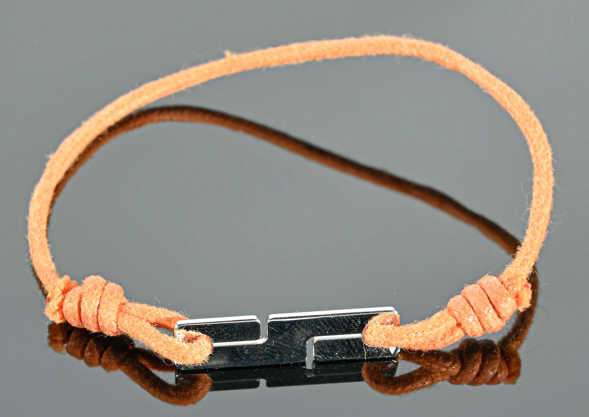 Null DINH VAN
Bracelet en cordonnet de coton orange agrémenté d'un motif "Sevent&hellip;