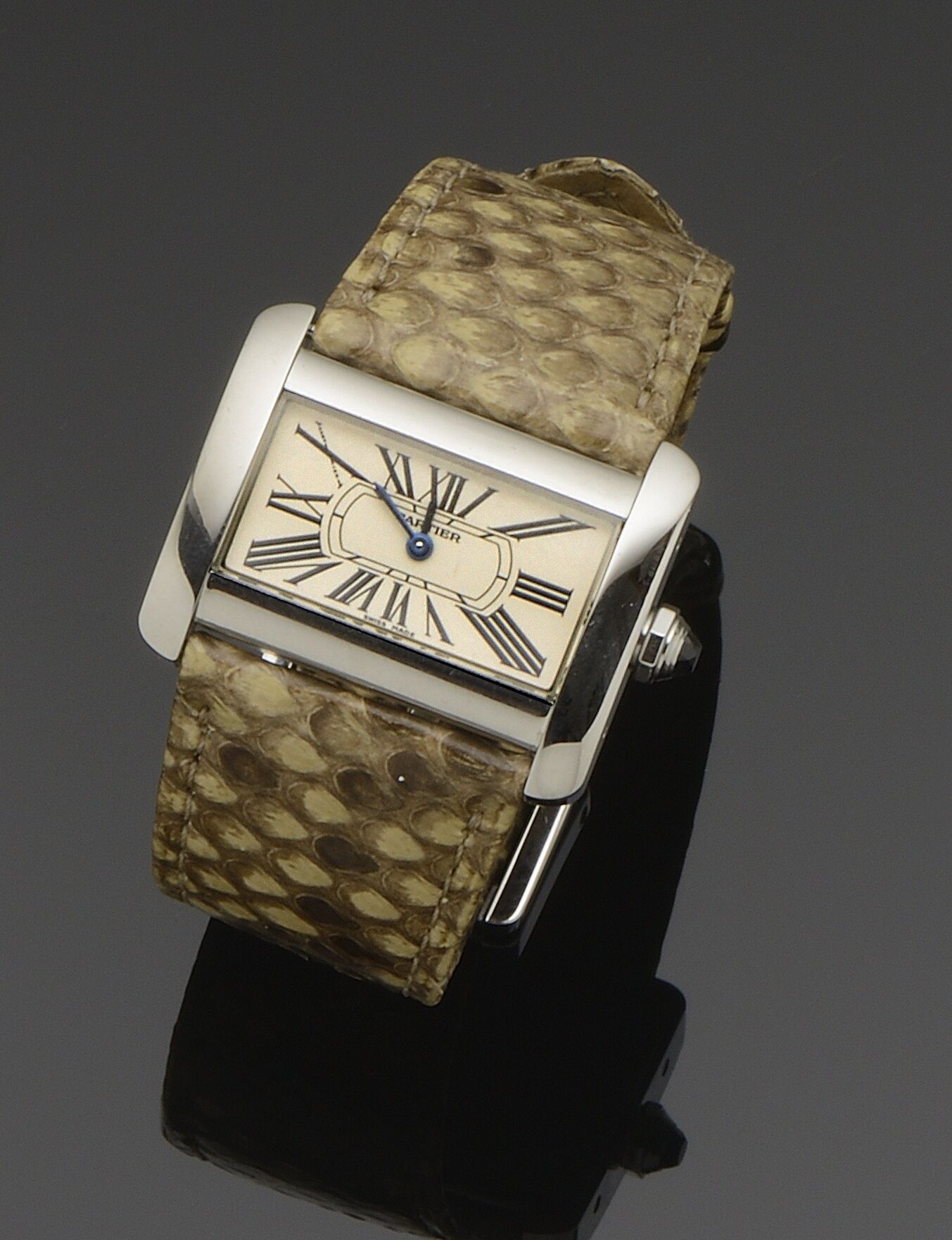 Null CARTIER
Montre en acier, collection "Tank Divan", référence 2599, cadran re&hellip;