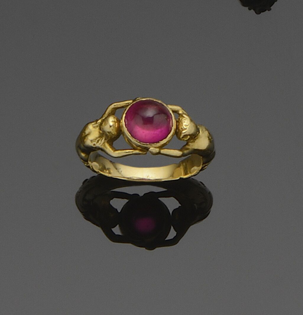 Null Bague ancienne en or jaune 18K (750°/°°) à décor ajouré d'un couple de cary&hellip;