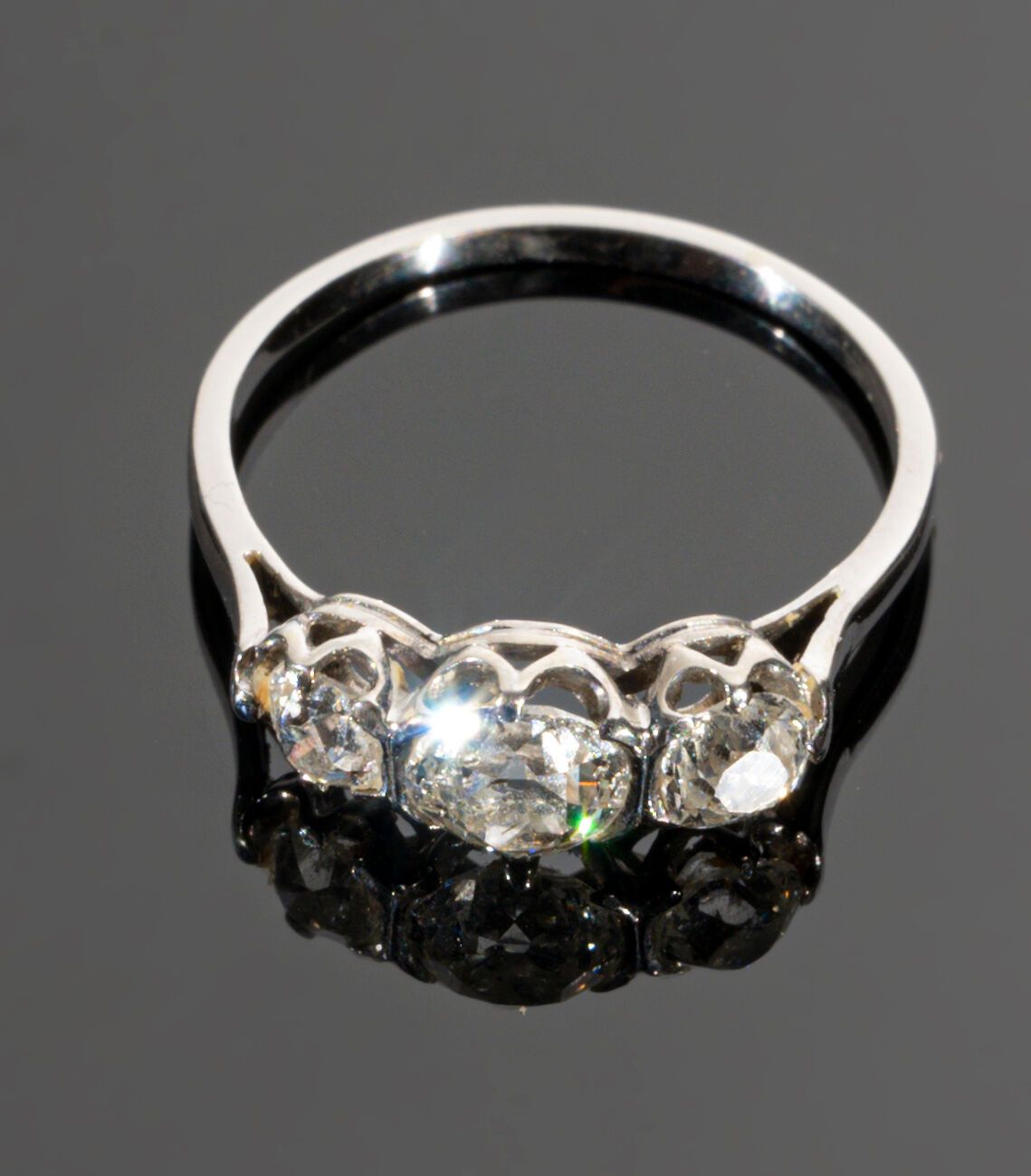Null Bague jarretière en or gris 18K (750°/°°) agrémentée de trois diamants tail&hellip;