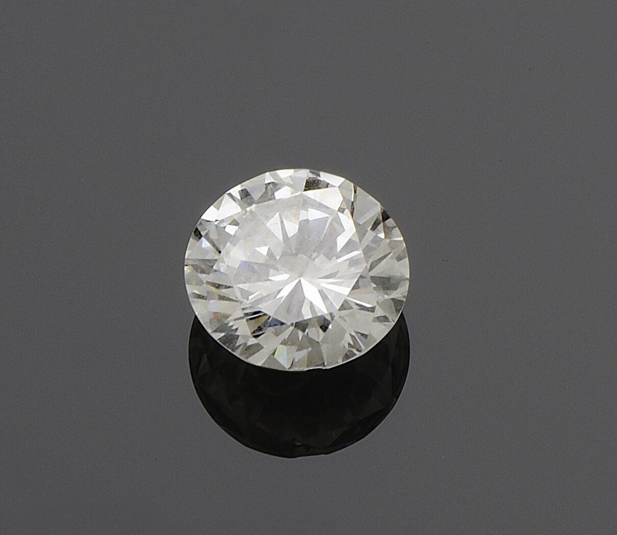 Null Diamant taille brillant, non monté, sur papier, pesant 2,28 carats, couleur&hellip;