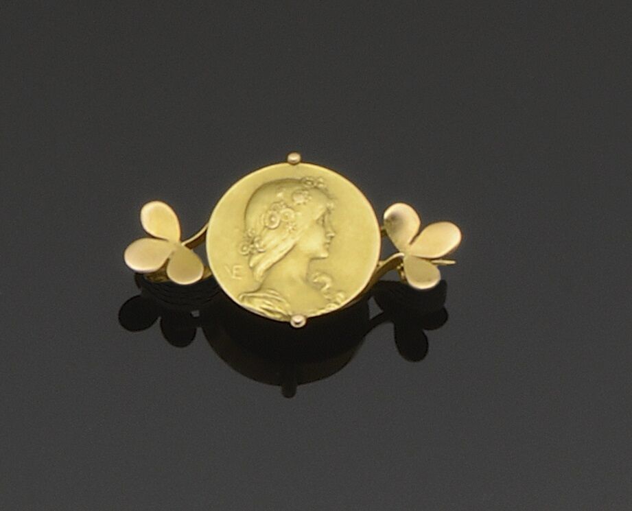 Null Broche Art Nouveau en or jaune 18K (750°/°°) centrée d'une médaille ronde f&hellip;
