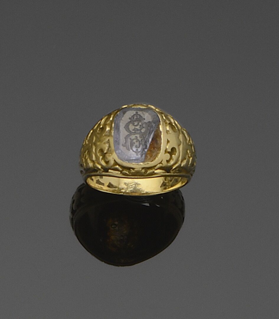 Null Bague chevalière en or jaune 18K (750°/°°), l'anneau ajouré à décor de tête&hellip;