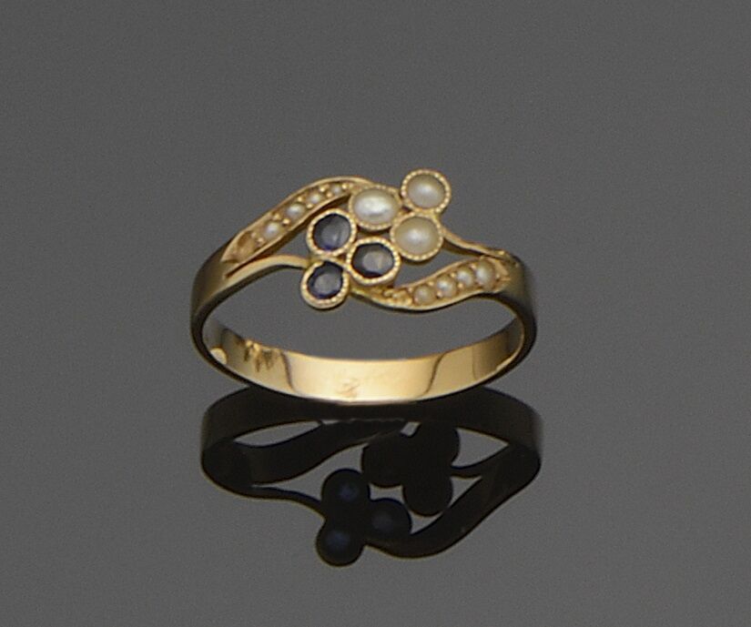 Null Bague ancienne croisée en or jaune 18K (750°/°°), la partie centrale ajouré&hellip;