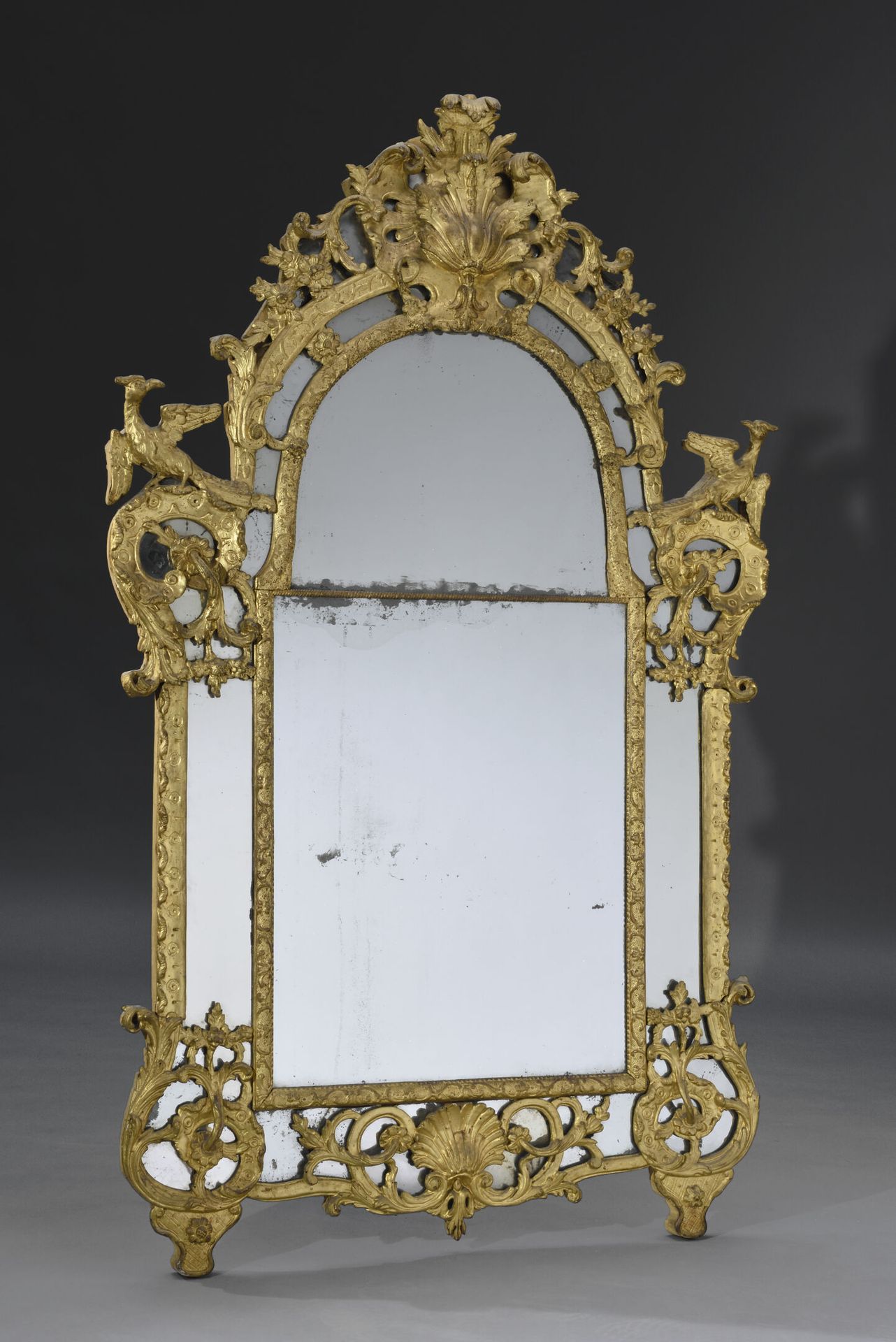 Null Important miroir à parecloses en bois doré sculpté, le fronton arrondi orné&hellip;