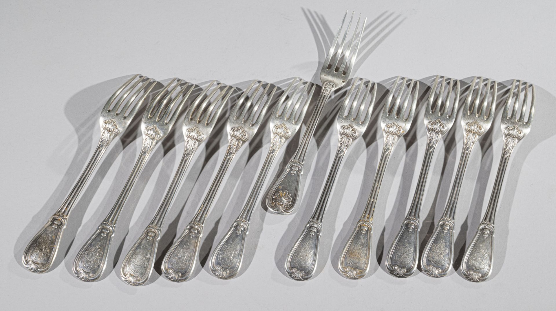 Null Onze fourchettes de table en argent, la spatule à décor de palmette coquill&hellip;