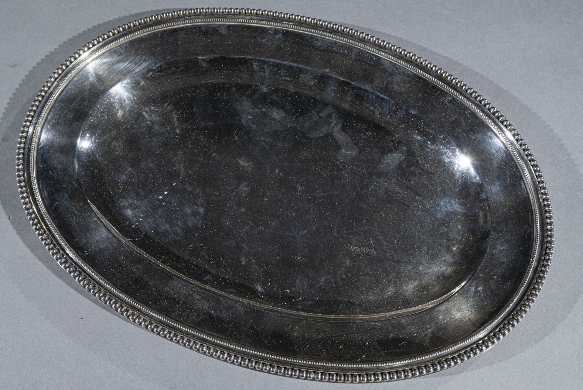 Null Émile PUIFORCAT
Plat ovale en argent, bords à décor d'une cannelure entre d&hellip;