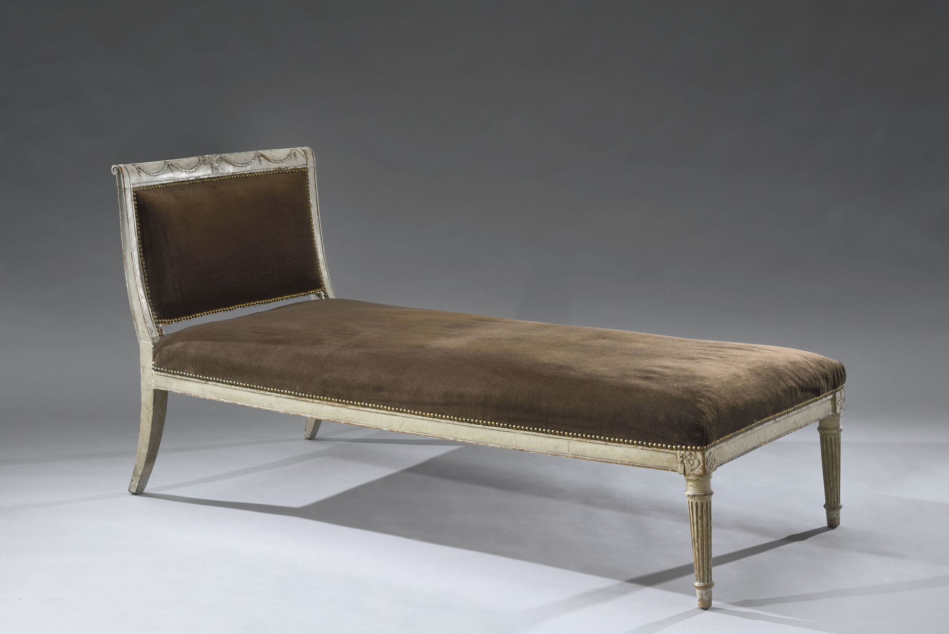 Null Chaise longue en bois laqué gris à un dosseret unique légèrement renversé s&hellip;