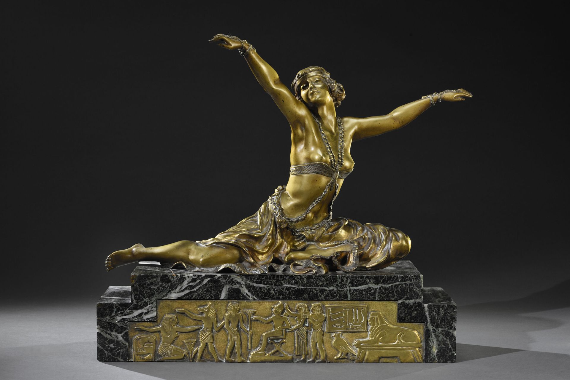 Null Claire COLINET (1880 - 1950)
"Thebanische Tänzerin". Bronzeabguss mit nuanc&hellip;