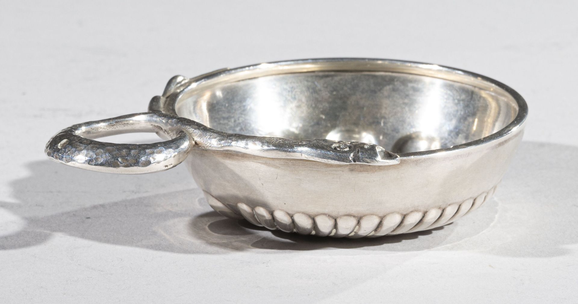 Null Silberner Tastevin mit Dekor aus gedrehten Godronen, Cupulen und Perlen, ge&hellip;