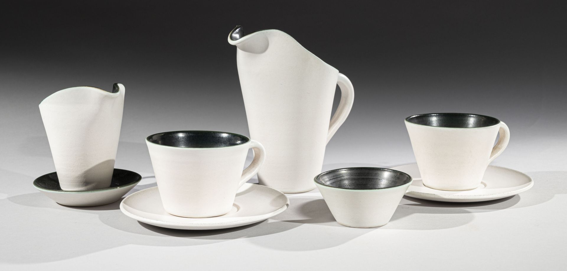 Null 波尔-尚博斯特(1906 - 1983)
咖啡服务，陶艺家的参考模型899，天鹅绒般的白色外衣和冷杉绿色内饰，包括一个水壶，一个牛奶壶，一个糖碗及其杯&hellip;