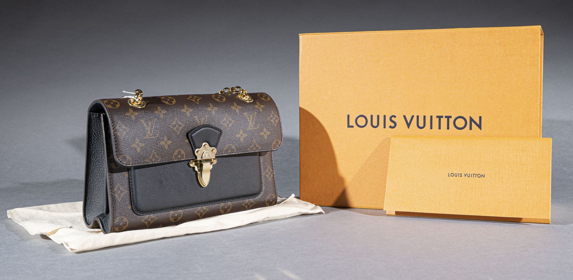 Louis VUITTON Victoire bag in Monogram canvas and black…