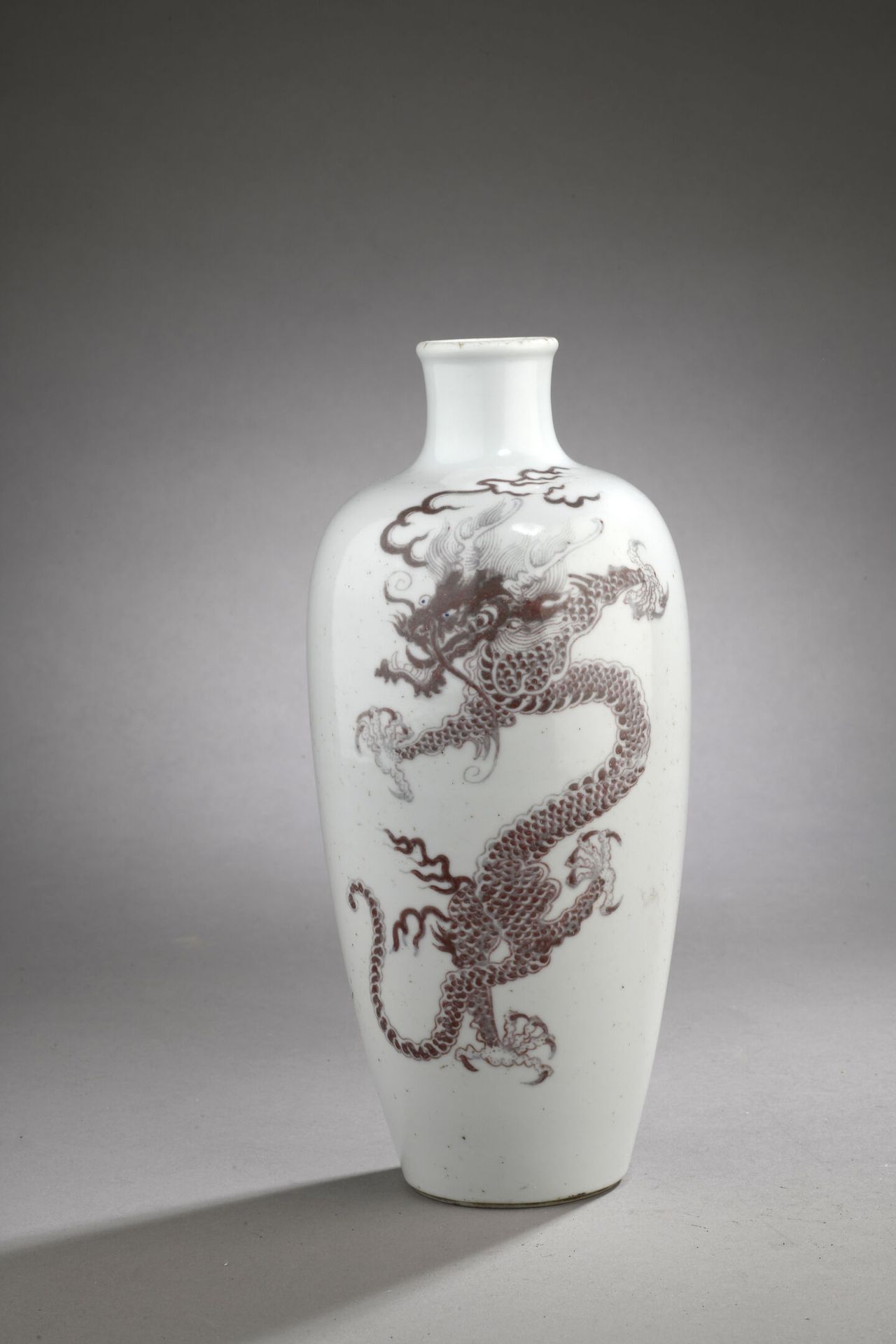 Null Vaso meiping in porcellana con decorazione di draghi, Cina, inizio XX secol&hellip;