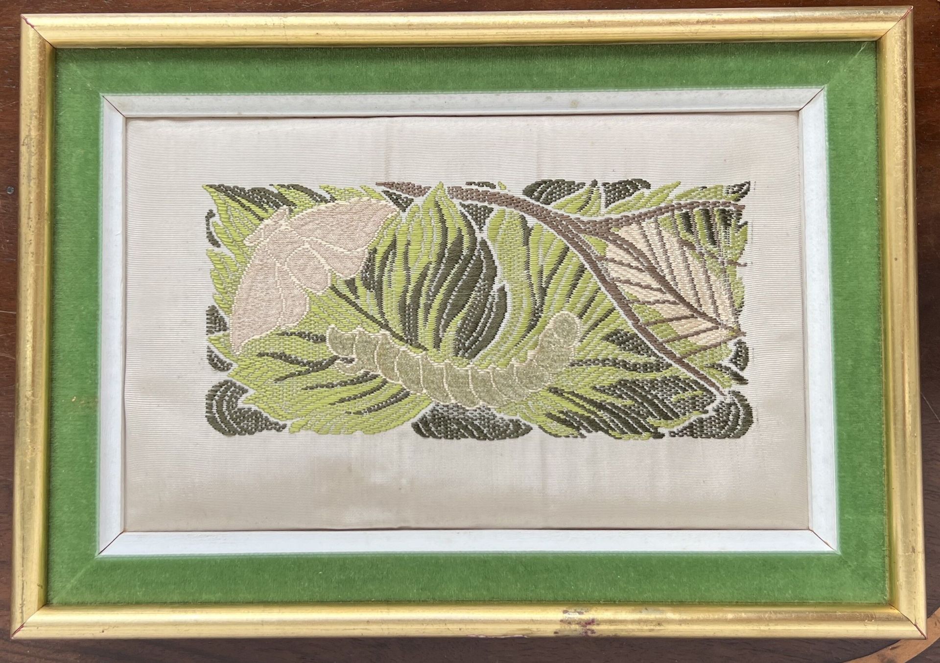 Null 20 世纪上半叶用蚕和蚕丝编织的绘画，多色丝绸灯塔、雪尼尔线和凹槽线。 
带框，13 x 21 厘米。