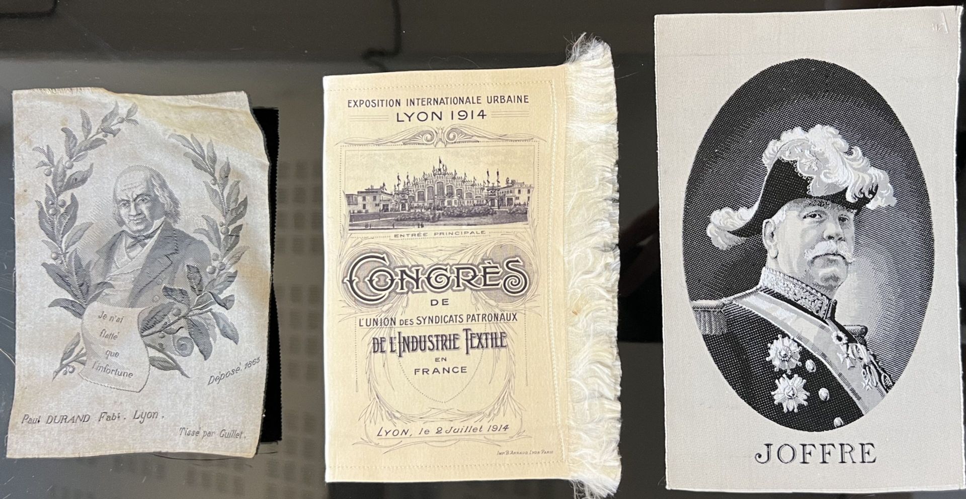 Null 丝绸印制的菜单，里昂，1914 年 7 月 2 日，丝绸凹版印制的传单，纪念里昂国际城市展览年雇主工会联盟大会，15 x 10 厘米。附有两幅编织画像&hellip;